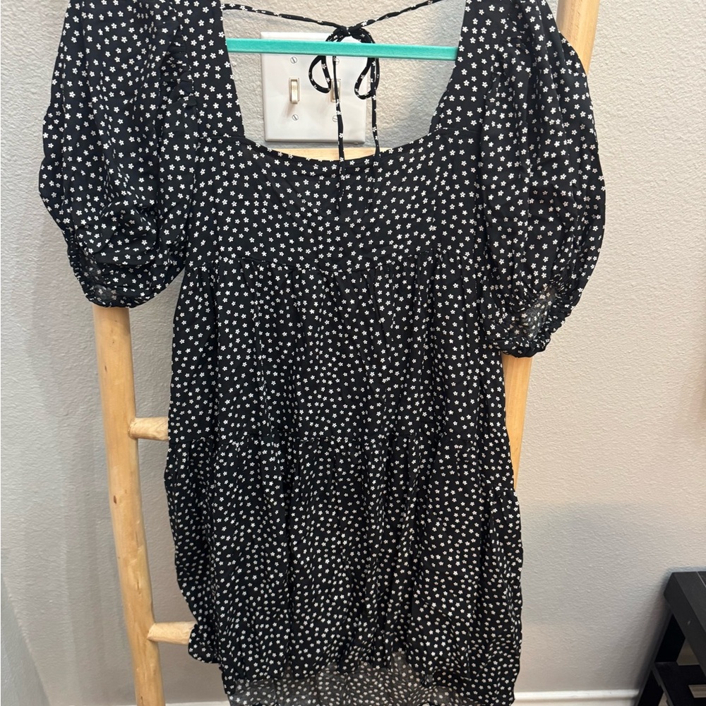 Elegant Black and White Star Print Backless Dress